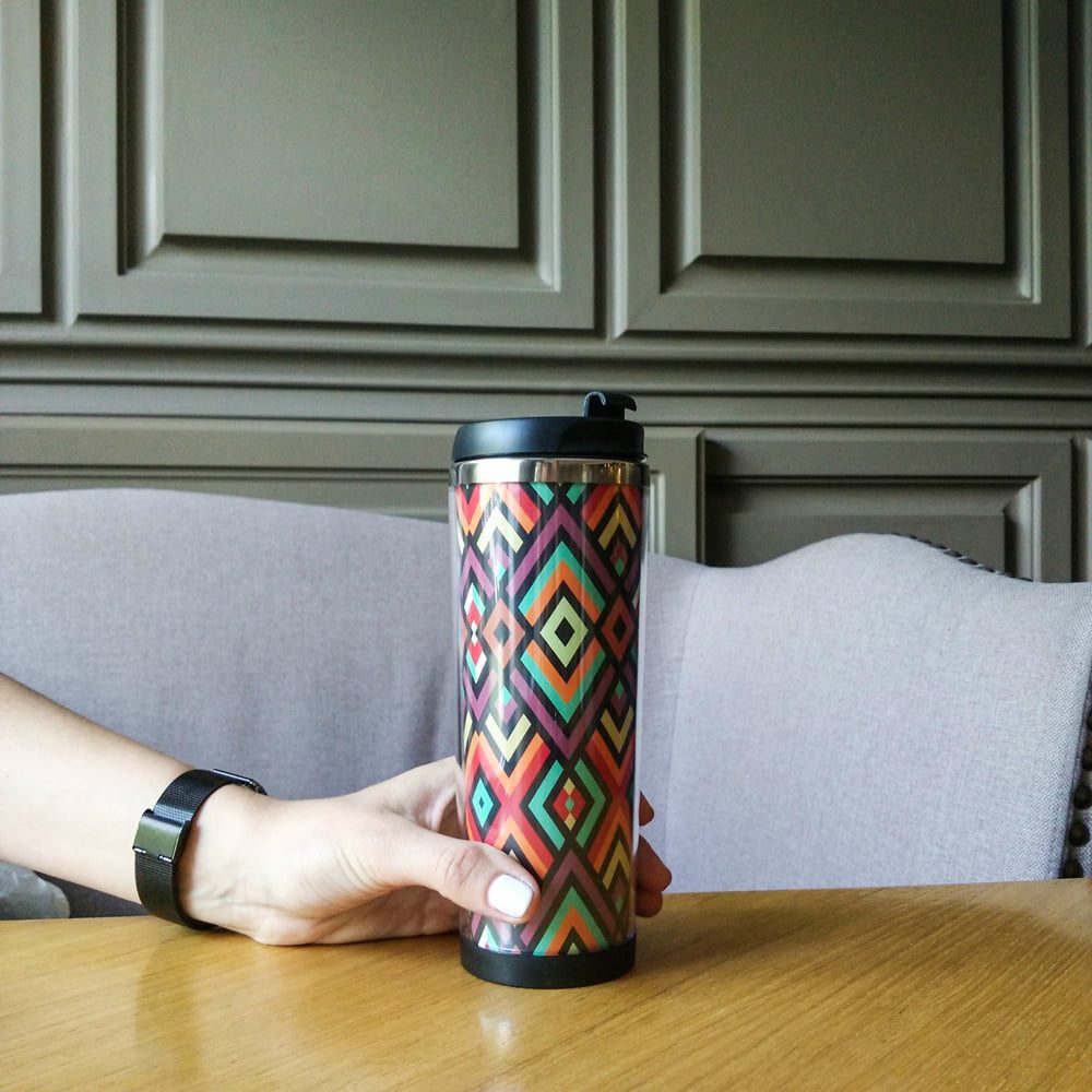 термокружка в руке