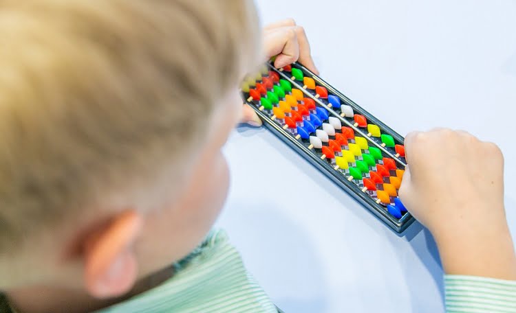 Як розвинути мислення та підвищити IQ дитини, щоб у дорослому житті вона була успішною