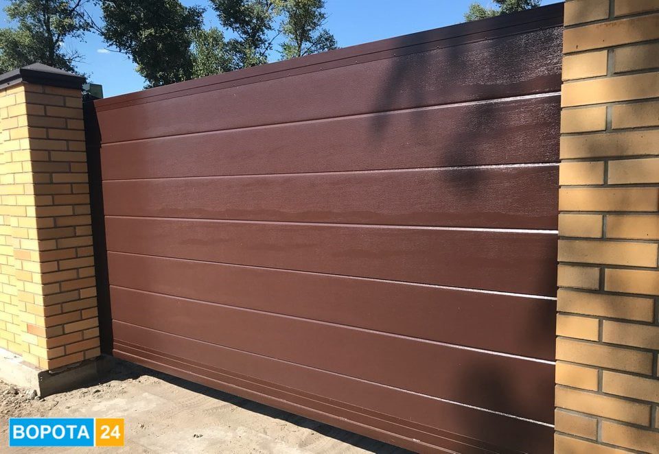 VEZDNYE VOROTA VO DVOR