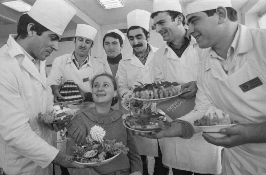 Дефіцитні подарунки з родзинкою: якими «жіночими дрібничками» дивували своїх коханих одесити за часів СРСР