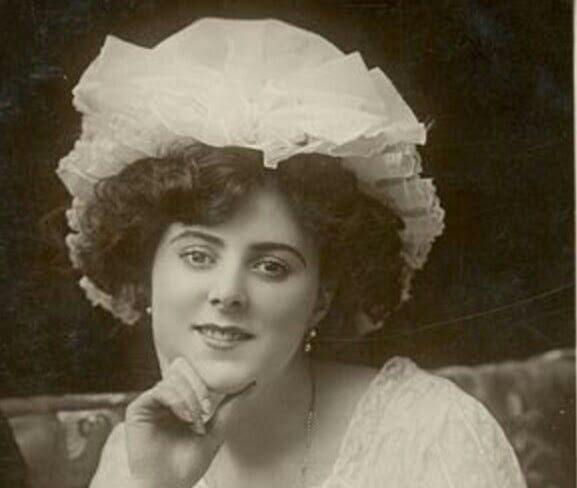 Мода одеситок двохсотлітньої давності: повітряні сукні, зачіски-гнізда, ювелірні шедеври, імпортні мережива і кращі одеські модистки