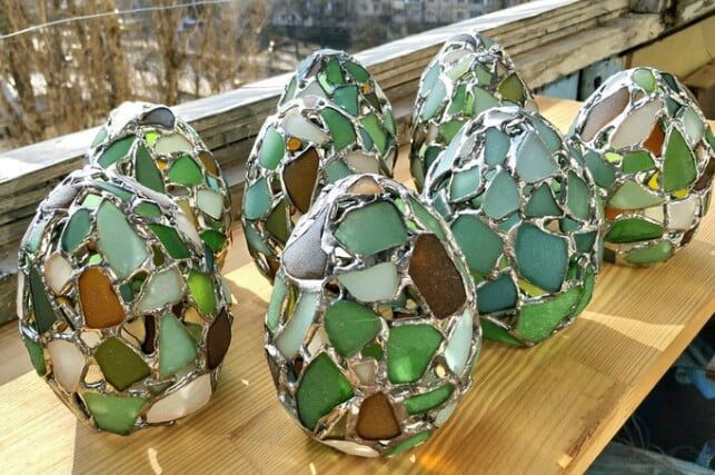 Одеситка створює крашанки за допомогою морських скелець