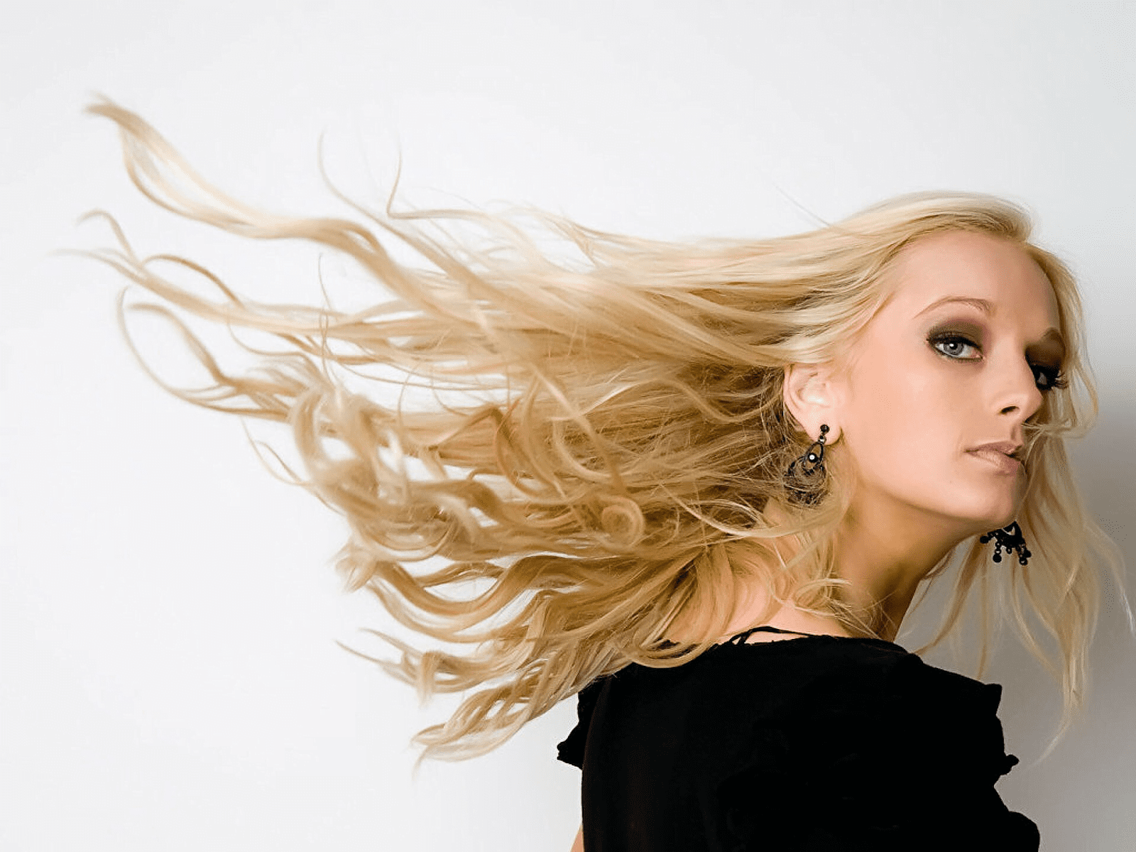 Море, сіль, холод, спека та вітер: як одеситкам вберегти своє волосся у південному кліматі?