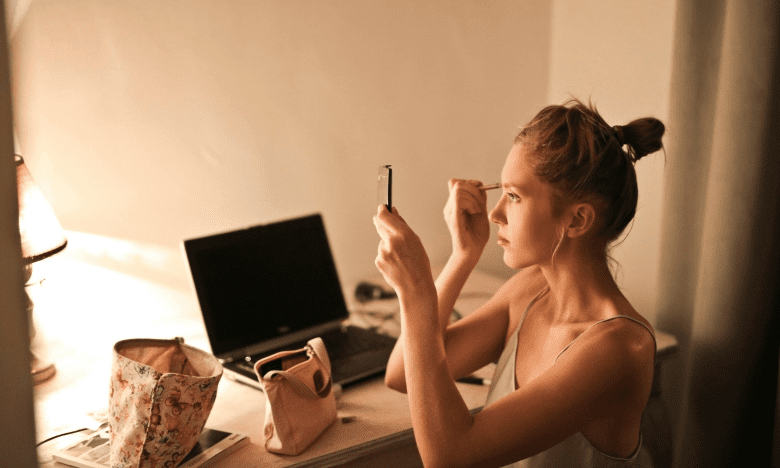 Нанесение тонального крема кистью на лицо женщины