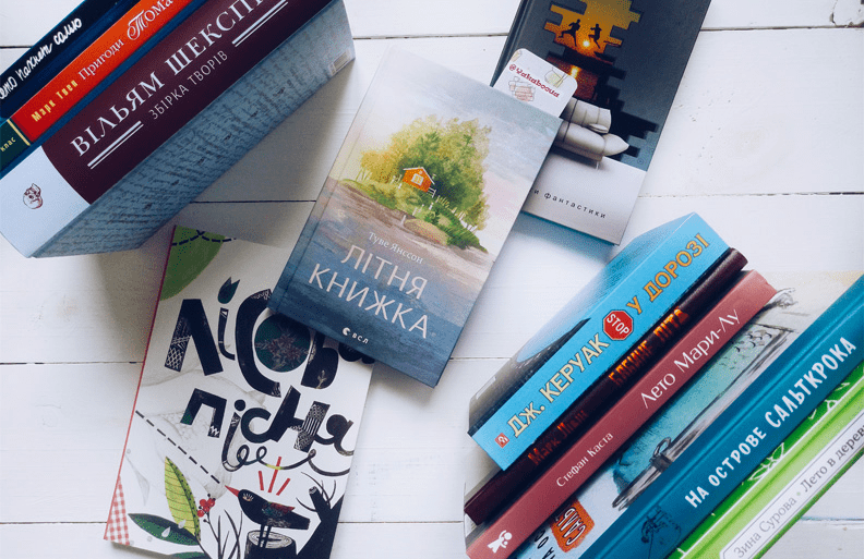 Стопка книг на летнем фоне для чтения