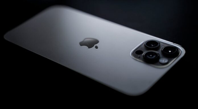 Битва титанів (чи ні?): iPhone 15 проти iPhone 16e