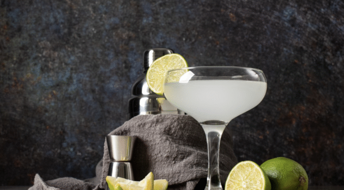 Свіжі коктейлі для домашньої вечірки, популярність яких не згасає